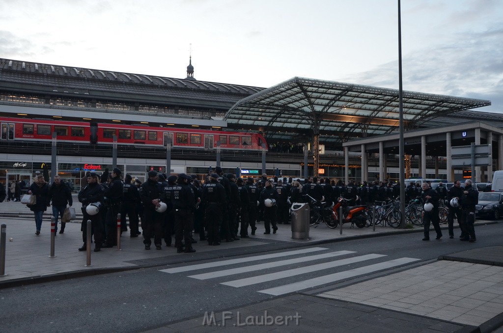 Demo Koelner Hauptbahnhof P195.JPG - Miklos Laubert